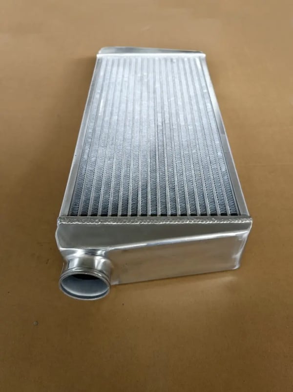 Intercooler, Kerne Størrelse 600x300x105 mm, Indløb/Udløb 76 mm (3 tommer), Legeret Aluminium Materiale, Universel Pasform, Bar & Plade Design