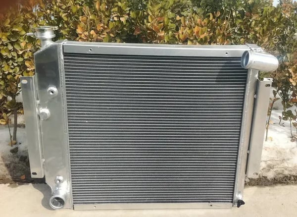 Aluminiumkøler, kerne størrelse 21,5 x 21,8 x 2 tommer, samlet størrelse 29,1 x 22,2 x 3,1 tommer, indløb/udløb 50 mm