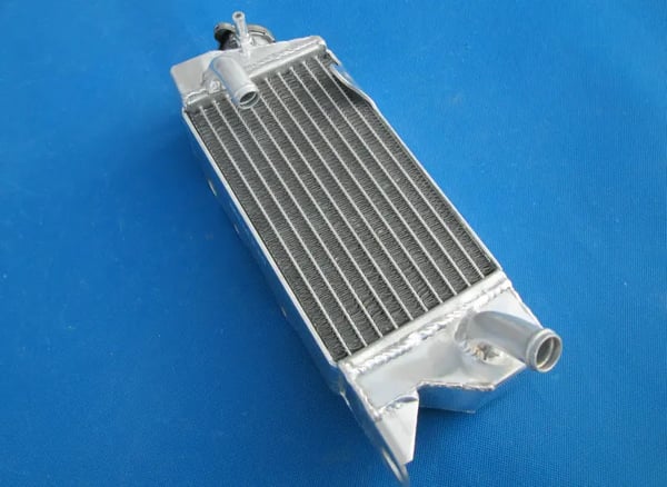 Aluminiumkøler, Kompatibel med Kawasaki KX80 KX85 KX100, Legermateriale, Vakuum-svejset konstruktion, Spejlpoleret finish, Højtydende design