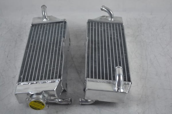 Aluminiumkøler, forbedret køleeffektivitet, 40% højere kapacitet, vakuum-loddet svejsning, perfekt pasform til WR400F (1998-2000)