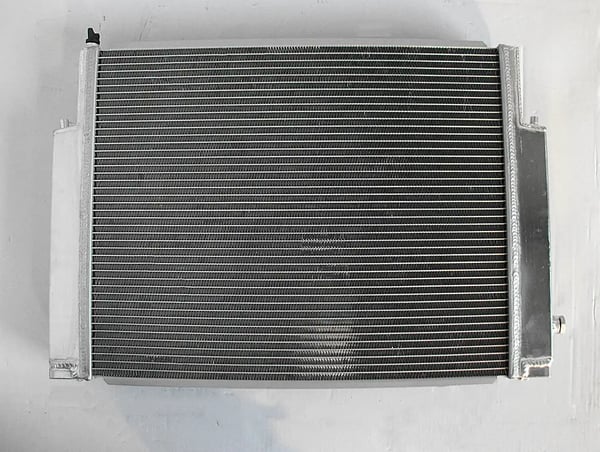 Aluminiumkøler, kerne størrelse 545mm x 438mm x 40mm, samlet størrelse 680mm x 478mm x 93mm, indgang/udgang 38mm, 2 rækker