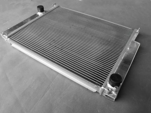 Aluminiumkøler, kerne størrelse 545mm x 438mm x 40mm, samlet størrelse 680mm x 478mm x 93mm, indgang/udgang 38mm, 2 rækker