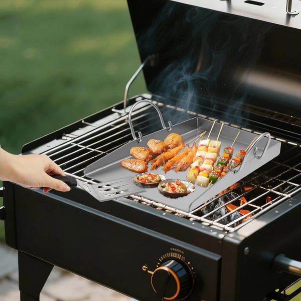 BBQ Grillplade, Rustfrit Stål Materiale, 4mm Tykkelse, Passer til Populære Grillmodeller, Rummelig Madlavningsflade, Inkluderer 2 Spatler