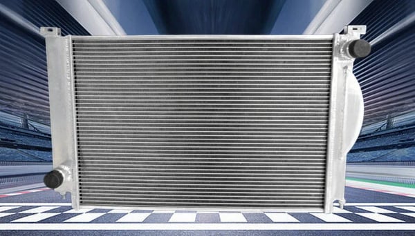 Aluminiumkøler til Audi S4 B6/B7, 3-rækket design, kerne størrelse 635mm x 448mm, indgang/udgang 38mm