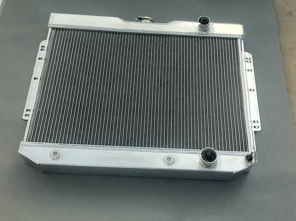 Radiator, legering aluminium, kerne størrelse 24,6" x 16,1" x 2", samlet størrelse 27,8" x 21,1" x 2,6", øverste indløb 1,5" (38mm), nederste udløb 1