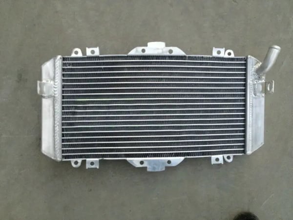 3-rækket aluminiumskøler, høj køleeffektivitet, perfekt pasform til YAMAHA FZR600R, holdbar konstruktion