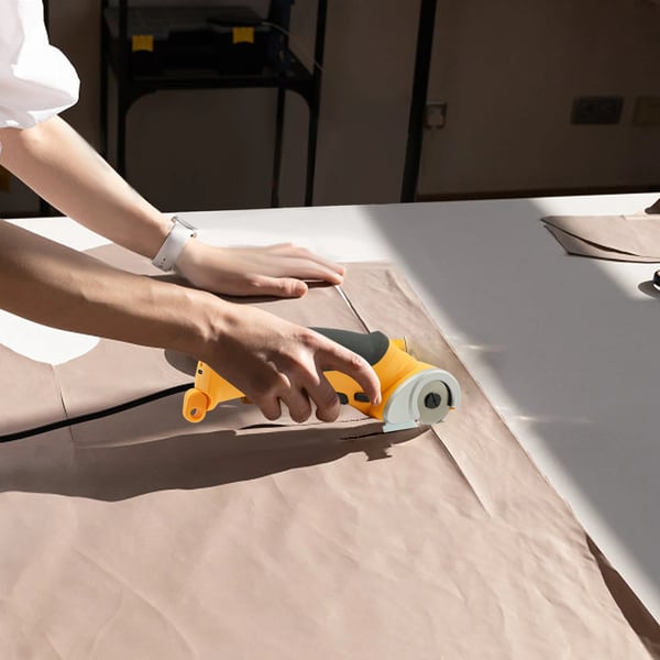 Kankaanleikkauskone, ergonominen kahva, monipuolinen eri materiaaleille,Keltainen