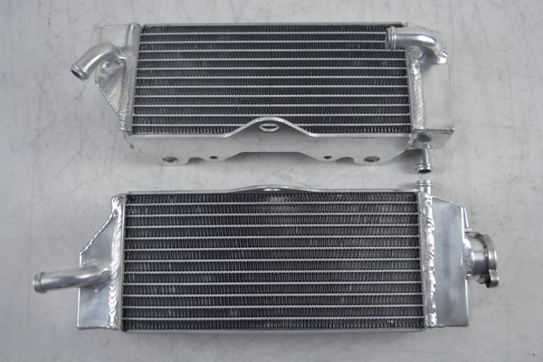 Aluminiumkøler, forbedret køleeffektivitet, 40% højere kapacitet, vakuum-loddet svejsning, perfekt pasform til WR400F (1998-2000)