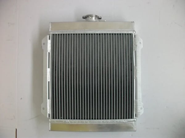 Radiator med blæser, kerne størrelse 330mm x 330mm x 56mm, samlet størrelse 380mm x 440mm x 780mm, indløbs/udløbs diameter 28mm
