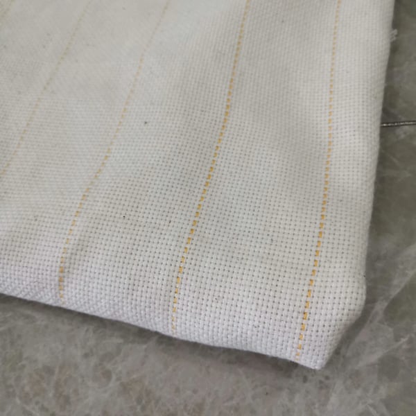 Tufting Klæde Baggrundsstof, Polyester Materiale, Dimensioner 1,5M x 4M, Kompatibilitet med Tufting Pistoler, Ensfarvet Mønster med Vejledende Linjer