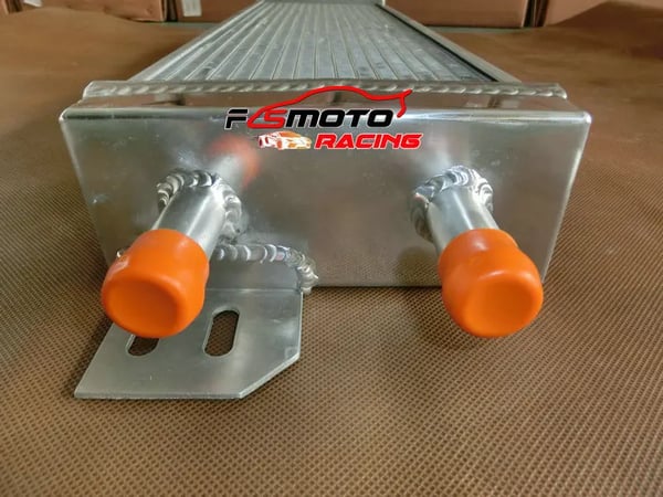 Luft-til-vand intercooler, aluminium, kerne størrelse 21"x6.6"x2.25", samlet størrelse 27.6"x7.3"x3", 19mm indløbs/udløbs diameter, frontplacering