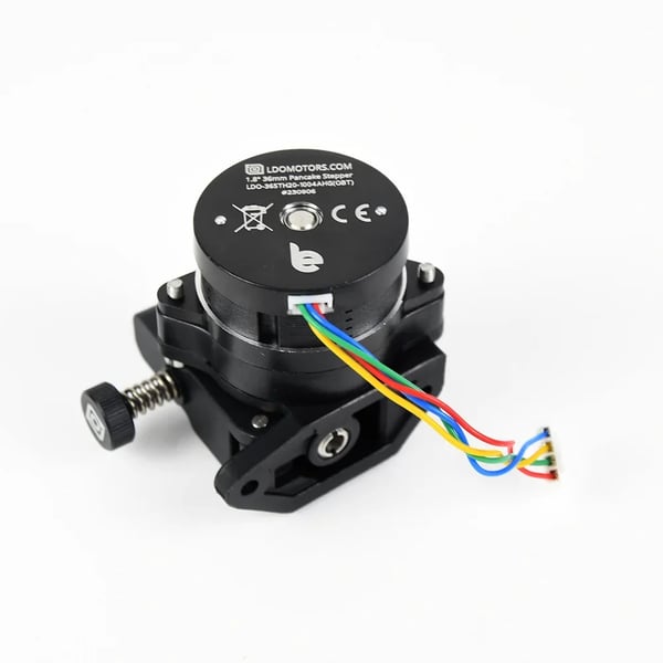 Ekstruder, 11 mm geardiameter, 135 gram vægt, op til 10000 mm/s² acceleration, 120 mm/s retraktionshastighed, kompatibilitet med Voron 2.4