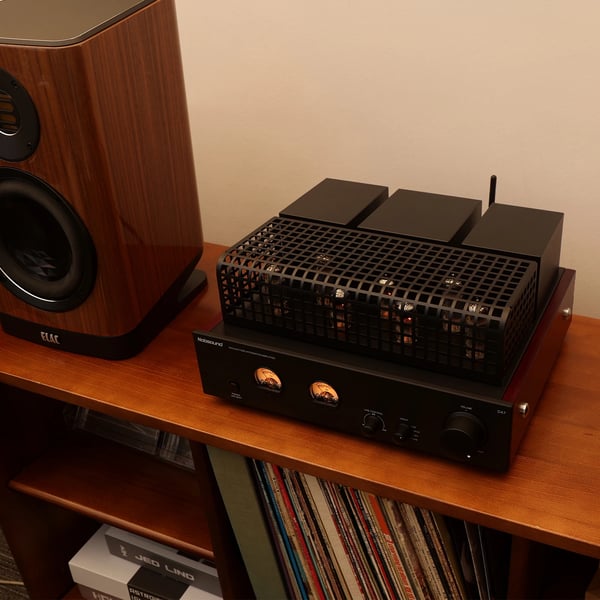 Putkivahvistin, Nimellisteho 12W x 2, Taajuusvaste 10Hz - 40kHz, Mitat 318mm x 305mm x 155mm, Syöttöherkkyys 300mV, Tehonkulutus 150W