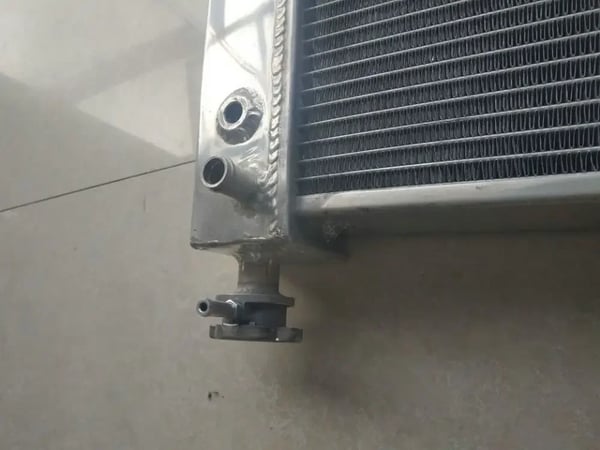 Aluminium Radiator, Passer til Chevrolet GMC C/K Serie, Kompatibel med V6/V8 Motorer, Legeret Aluminium Materiale, Effektiv Køleydelse