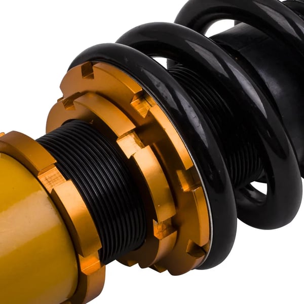 Coilover-jousitus, 24-portaisesti säädettävä, etujousen kovuus 9 kg/mm, takajousen kovuus 12 kg/mm, pituus 63 cm, leveys 51 cm