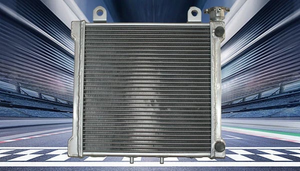 Aluminiumradiator med blæser, effektiv køleydelse, holdbar konstruktion, kompatibel med flere modeller.