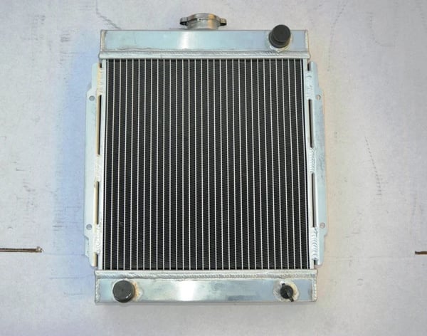 Radiator med blæser, kerne størrelse 330mm x 330mm x 56mm, samlet størrelse 380mm x 440mm x 780mm, indløbs/udløbs diameter 28mm