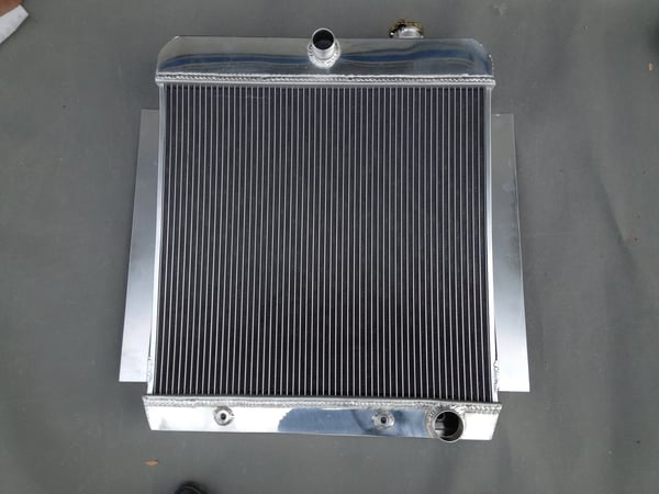 Radiator, Aluminium Material, 3 Rækker, Kompatibel med 1955-1959 Chevy/GMC Lastbiler, Forbedret Køleeffektivitet, Direkte Montering