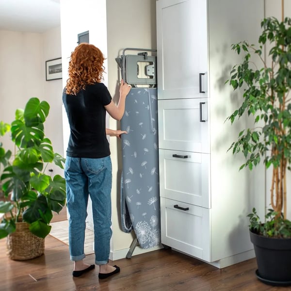 Strygebræt, Justerbar Højde 80-100 cm, Dimensioner 130x48 cm, Indbygget Elektrisk Stik 250 V, 100% Bomuldsbetræk, Skridsikre Metalben