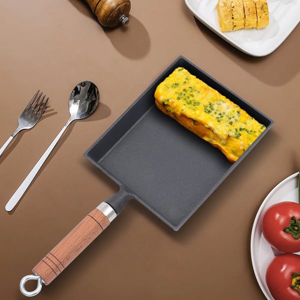 Omeletpande, Gussejernsmateriale, 18,5 x 15,5 cm Dimensioner, Induktions- og Gaskompatibilitet, Non-Stick Overflade, Træhåndtag