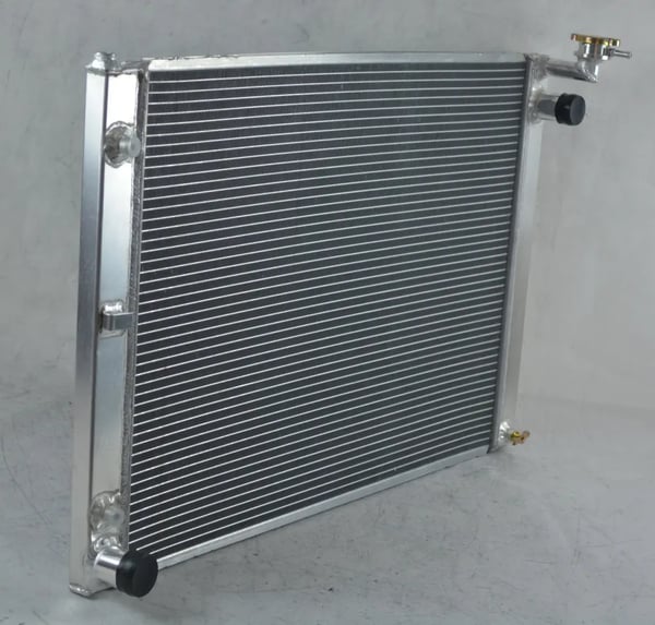 Radiator, aluminium, indløb størrelse 38mm, udløb størrelse 35mm, kerne størrelse 670mm x 490mm, samlet størrelse 780mm x 540mm