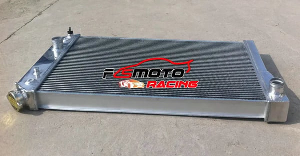 Aluminiumkøler, 3 Rækker, 15" Høj x 23 5/8" Bred, Øverste Indløb 1 1/4", Nederste Udløb 1 3/8", Kompatibel med 1982-2002 S10/Blazer