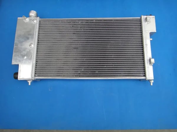 Heavy Duty radiator, aluminium materiale, forbedret kølekapacitet, 711mm x 432.5mm x 128mm, indløb størrelse 32mm, to-række design