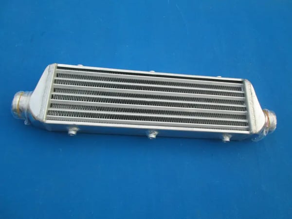 Intercooler, Kerne Størrelse 450x140x50 mm, Samlet Længde 580 mm, Indløbsdiameter 55 mm, Udløbsdiameter 55 mm, Designet til Delta Fin Design