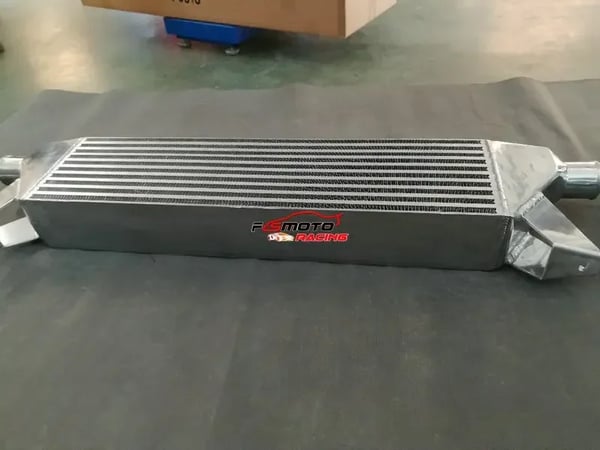 Intercooler, Aluminiumkonstruktion, 110 mm dimensioner, frontmonteret design, kompatibel med Ford Focus RS MK1, forbedret luftstrøm