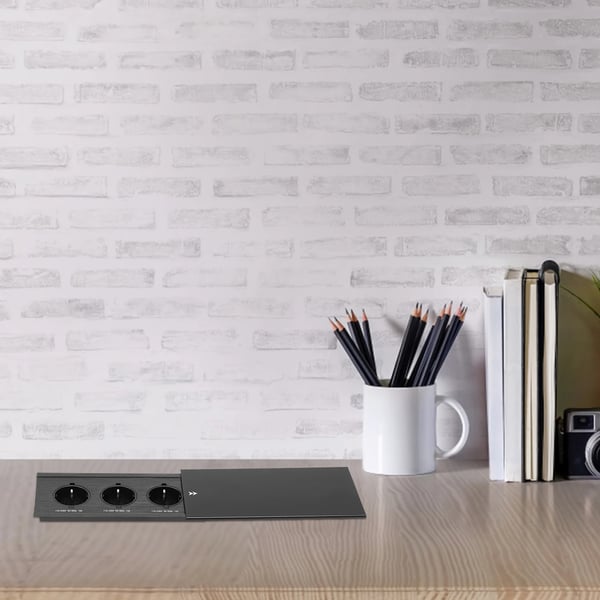 Desktop Stikdåse, 3 EU Standard Stikdåser, Aluminium, IP54 Vandtæt, Støvafvisende, Indbygget Skydelåg