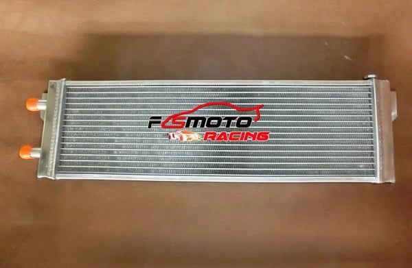 Luft-til-vand intercooler, aluminium, kerne størrelse 21"x6.6"x2.25", samlet størrelse 27.6"x7.3"x3", 19mm indløbs/udløbs diameter, frontplacering