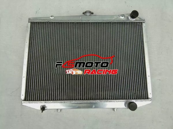 Radiator, Aluminium Materiale, Tilpasset Kerne Størrelse, Kompatibel med Nissan D21, Passer til L4 V6 Motorer, Inkluderer Skærm og Ventilatorer