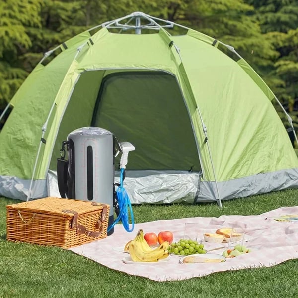 Campingbruser, 12 liter kapacitet, fodbetjent betjening, justerbart tryk, multifunktionel dyse, letvægtsdesign