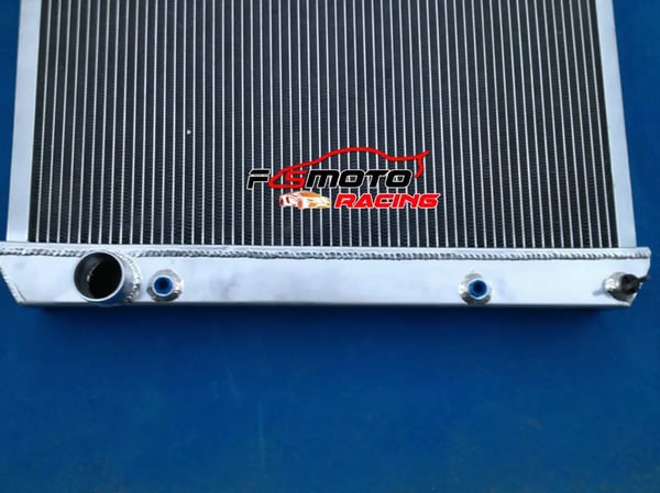 Radiator, Aluminium Materiale, Kerne Størrelse 17-3/4" x 22-7/8" x 2", Samlet Størrelse 23-1/2" x 25-1/2" x 2-3/4", Indgang 1-1/2", Udgange 1-3/4"