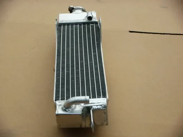 Radiator, Aluminiumkonstruktion, Kompatibel med CR80-modeller, Forbedret køleeffektivitet, Specifik slangeplacering, Letvægtsdesign