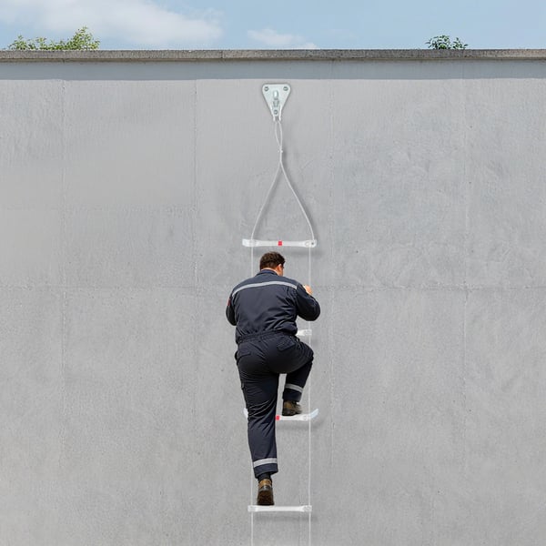 Nødudgangsstige, 15m længde, 200kg belastningskapacitet, stål og aluminiumlegering, pedalstang længde 30cm, hængende monterings type