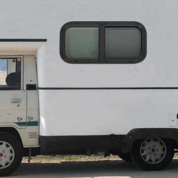 RV-ikkuna, kestävä materiaali, moderni muotoilu,musta