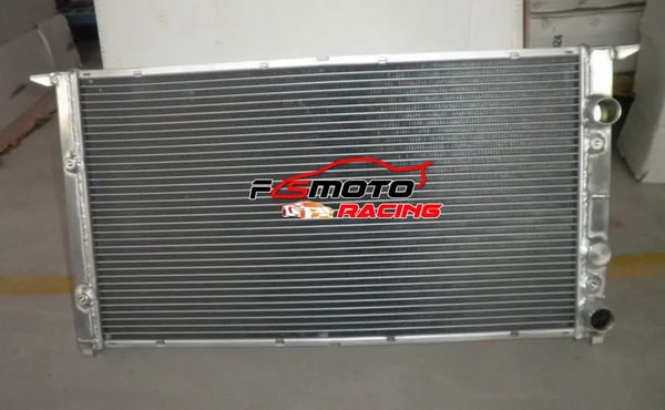 Aluminiumkøler, kerne størrelse 24-5/8” x 13-3/4” x 1-1/2”, indgang/udgang størrelse 1-1/4”, 2 række design, manuel transmission kompatibel