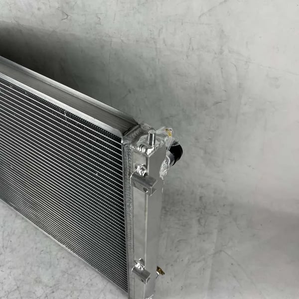 Aluminiumkøler, høj-effektiv køling, skræddersyet pasform til Honda Civic, holdbar konstruktion