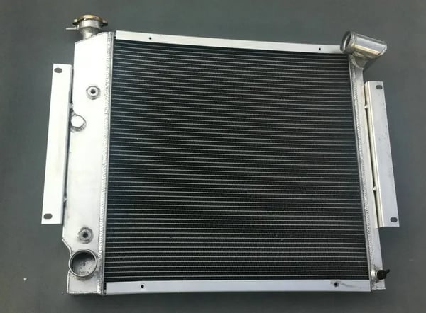 Aluminiumkøler, kerne størrelse 21,5 x 21,8 x 2 tommer, samlet størrelse 29,1 x 22,2 x 3,1 tommer, indløb/udløb 50 mm