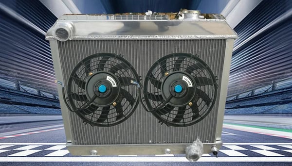 Radiator i aluminium, passer til 1963-1966 Chevy C10/C20/C30, kerne størrelse 580mm x 440mm, samlet størrelse 640mm x 570mm, 3 rækker