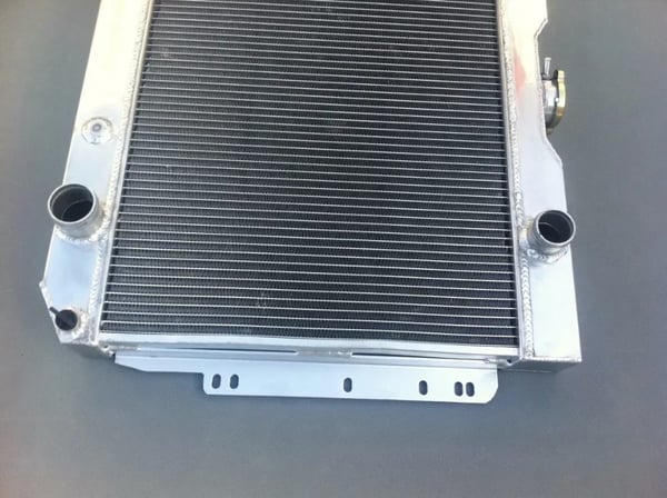 Radiator, legering aluminium, kerne størrelse 24,6" x 16,1" x 2", samlet størrelse 27,8" x 21,1" x 2,6", øverste indløb 1,5" (38mm), nederste udløb 1