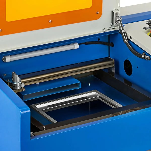 Laserkaiverrin, Kaiverrusalue 300x200 mm, CO2-laserityyppi, Tehonkulutus 300W, Maksimi kaiverrusnopeus 300 mm/s, Positiotarkkuus 0.01 mm
