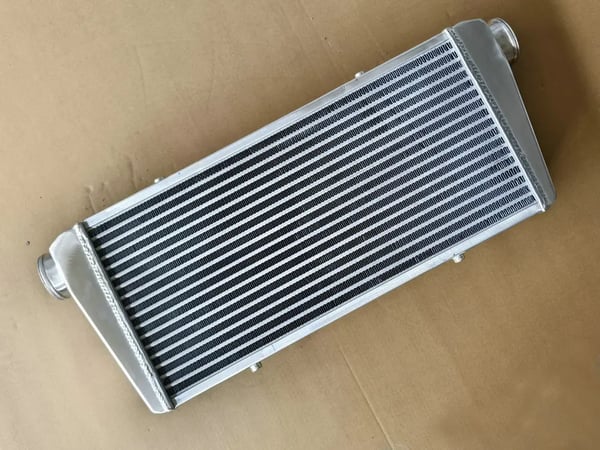 Intercooler, Kerne Størrelse 600x300x105 mm, Indløb/Udløb 76 mm (3 tommer), Legeret Aluminium Materiale, Universel Pasform, Bar & Plade Design