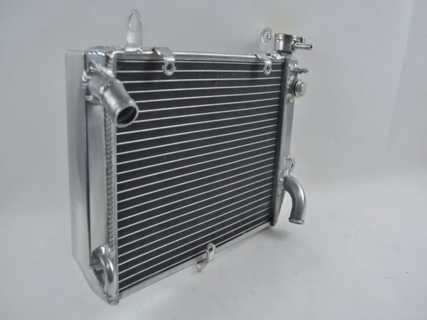 Aluminiumradiator, forbedret kølekapacitet, holdbar TIG-konstruktion, letvægtsdesign, poleret finish