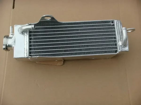 Radiator, Aluminiumkonstruktion, Kompatibel med CR80-modeller, Forbedret køleeffektivitet, Specifik slangeplacering, Letvægtsdesign
