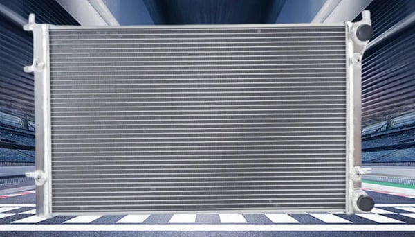 Aluminiumkøler med blæser, kerne størrelse 25-1/2" × 16-1/2", holdbar konstruktion, nem slangeinstallation.