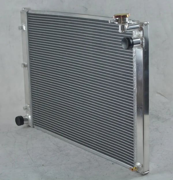 Radiator, aluminium, indløb størrelse 38mm, udløb størrelse 35mm, kerne størrelse 670mm x 490mm, samlet størrelse 780mm x 540mm