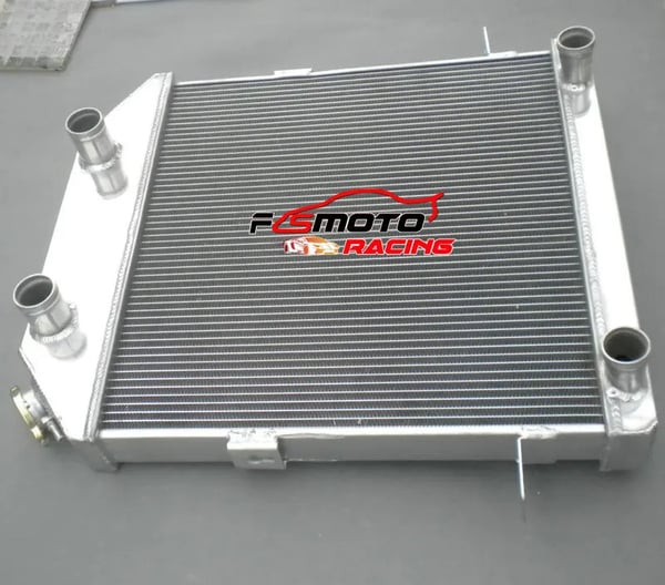 Aluminiumkøler, Kerne Størrelse 482mm x 521,04mm x 52mm, Samlet Størrelse 25 1/8" x 25 1/2", Øverste Indløb 45mm, Nederste Udløb 40mm