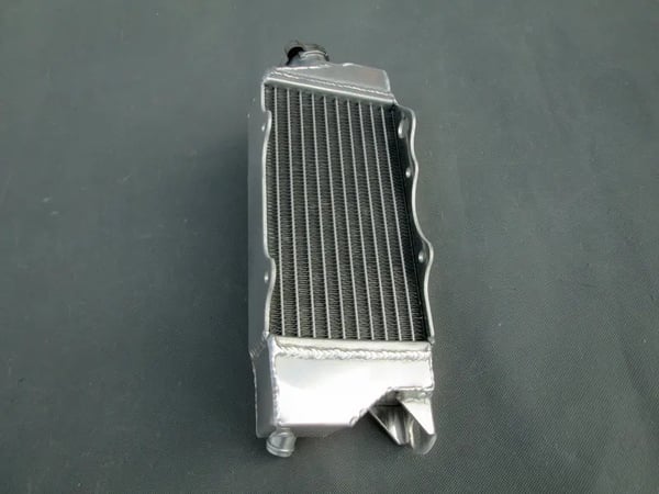 Aluminiumkøler, Kompatibel med Kawasaki KX80 KX85 KX100, Legermateriale, Vakuum-svejset konstruktion, Spejlpoleret finish, Højtydende design